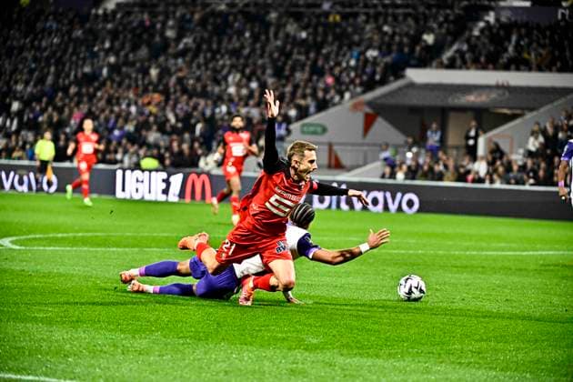 FOOTBALL : Toulouse vs Rennes - 10eme Journee de Ligue 1 McDonald S - Toulouse - 29 10 2025 Action du penalty refuse par Clement Turpin Valentin Rongier (sr) vs Frank Magri (tfc) Toulouse  Copyright: xThierryxBretonx