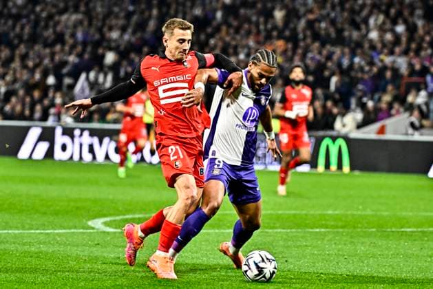 FOOTBALL : Toulouse vs Rennes - 10eme Journee de Ligue 1 McDonald S - Toulouse - 29 10 2025 Action du penalty refuse par Clement Turpin Valentin Rongier (sr) vs Frank Magri (tfc) Toulouse  Copyright: xThierryxBretonx
