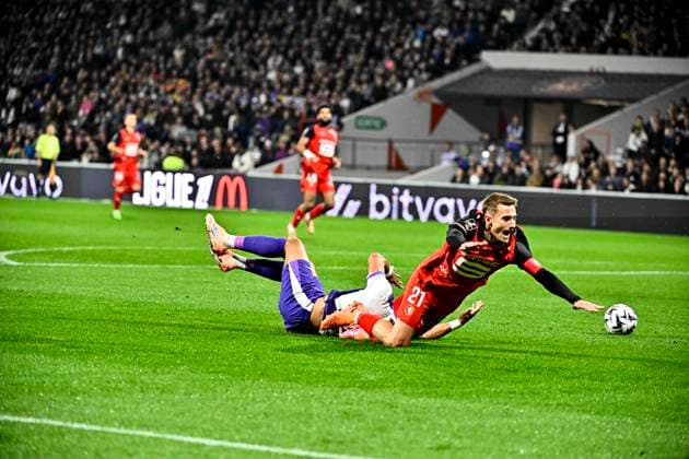 FOOTBALL : Toulouse vs Rennes - 10eme Journee de Ligue 1 McDonald S - Toulouse - 29 10 2025 Action du penalty refuse par Clement Turpin Valentin Rongier (sr) vs Frank Magri (tfc) Toulouse  Copyright: xThierryxBretonx