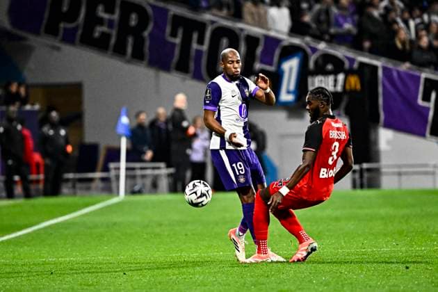 FOOTBALL : Toulouse vs Rennes - 10eme Journee de Ligue 1 McDonald S - Toulouse - 29 10 2025 Djibril Sidibe (tfc) vs Lilian Brassier (sr) Toulouse  Copyright: xThierryxBretonx