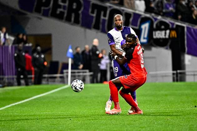 FOOTBALL : Toulouse vs Rennes - 10eme Journee de Ligue 1 McDonald S - Toulouse - 29 10 2025 Djibril Sidibe (tfc) vs Lilian Brassier (sr) Toulouse  Copyright: xThierryxBretonx