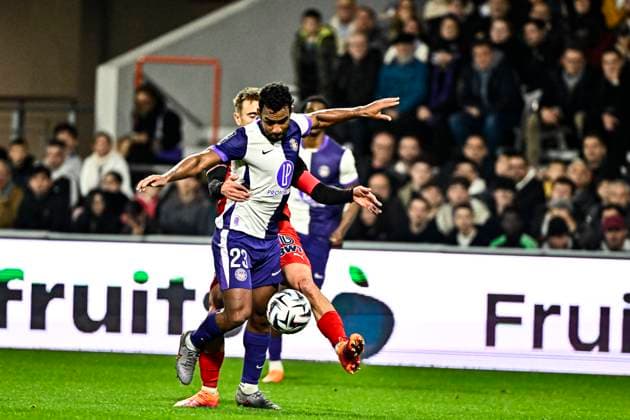 FOOTBALL : Toulouse vs Rennes - 10eme Journee de Ligue 1 McDonald S - Toulouse - 29 10 2025 Cristian Casseres (tfc) vs Valentin Rongier (sr) Toulouse  Copyright: xThierryxBretonx