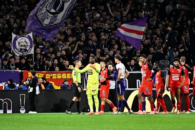 FOOTBALL : Toulouse vs Rennes - 10eme Journee de Ligue 1 McDonald S - Toulouse - 29 10 2025 Action du penalty Brice Samba (sr) Toulouse  Copyright: xThierryxBretonx