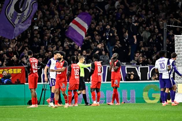 FOOTBALL : Toulouse vs Rennes - 10eme Journee de Ligue 1 McDonald S - Toulouse - 29 10 2025 Action du penalty Clement Turpin accorde le penalty Toulouse  Copyright: xThierryxBretonx