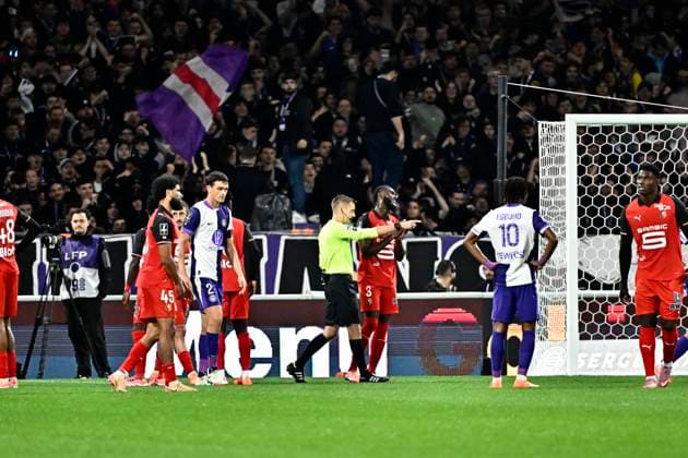 FOOTBALL : Toulouse vs Rennes - 10eme Journee de Ligue 1 McDonald S - Toulouse - 29 10 2025 Action du penalty Clement Turpin accorde le penalty Toulouse  Copyright: xThierryxBretonx