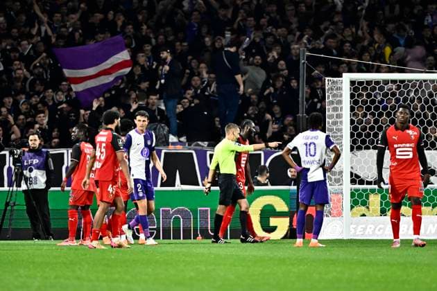 FOOTBALL : Toulouse vs Rennes - 10eme Journee de Ligue 1 McDonald S - Toulouse - 29 10 2025 Action du penalty Clement Turpin accorde le penalty Toulouse  Copyright: xThierryxBretonx