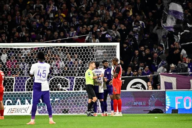 FOOTBALL : Toulouse vs Rennes - 10eme Journee de Ligue 1 McDonald S - Toulouse - 29 10 2025 Action du penalty Clement Turpin accorde le penalty Toulouse  Copyright: xThierryxBretonx