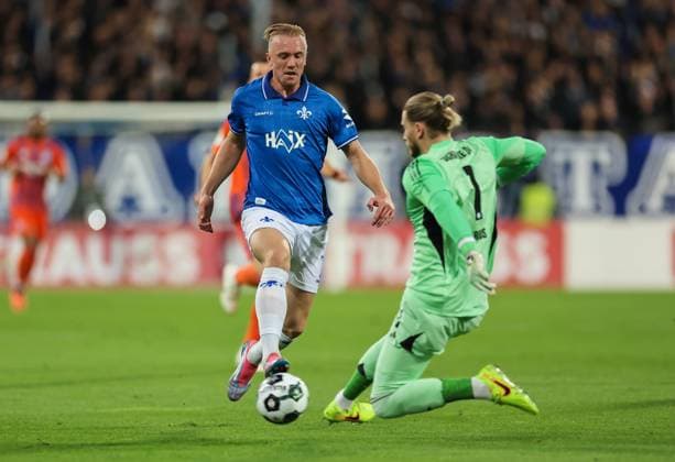 29 10 2025, xdcx, Fußball DFB Pokal 2 Runde, SV Darmstadt 98 FC Schalke 04, emonline, emspor, despor, v l , Isac Lidberg SV Darmstadt 98 , Loris Karius FC Schalke 04 DFL DFB REGULATIONS PROHIBIT ANY USE OF PHOTOGRAPHS AS IMAGE SEQUENCES AND OR QUASI VIDEO Copyright: HMBxMedia Claus