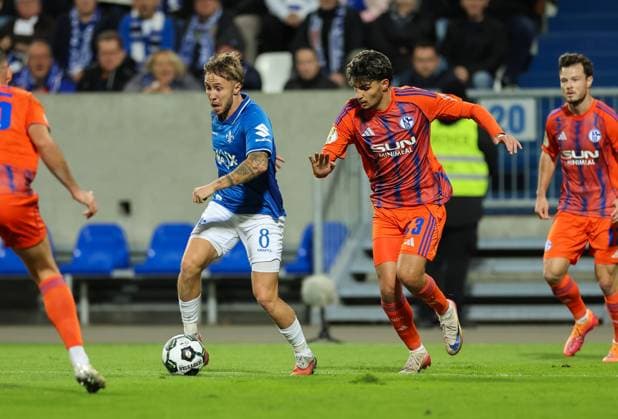 29 10 2025, xdcx, Fußball DFB Pokal 2 Runde, SV Darmstadt 98 FC Schalke 04, emonline, emspor, despor, v l , Luca Marseiler SV Darmstadt 98 , Mertcan Ayhan FC Schalke 04 DFL DFB REGULATIONS PROHIBIT ANY USE OF PHOTOGRAPHS AS IMAGE SEQUENCES AND OR QUASI VIDEO Copyright: HMBxMedia Claus