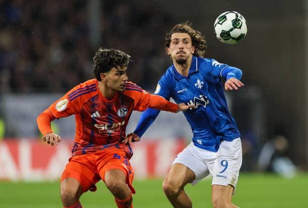29 10 2025, xdcx, Fußball DFB Pokal 2 Runde, SV Darmstadt 98 FC Schalke 04, emonline, emspor, despor, v l , Mertcan Ayhan FC Schalke 04 , Fraser Hornby SV Darmstadt 98 DFL DFB REGULATIONS PROHIBIT ANY USE OF PHOTOGRAPHS AS IMAGE SEQUENCES AND OR QUASI VIDEO Copyright: HMBxMedia Claus