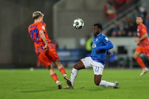 29 10 2025, xdcx, Fußball DFB Pokal 2 Runde, SV Darmstadt 98 FC Schalke 04, emonline, emspor, despor, v l , Finn Porath FC Schalke 04 , Merveille Papela SV Darmstadt 98 DFL DFB REGULATIONS PROHIBIT ANY USE OF PHOTOGRAPHS AS IMAGE SEQUENCES AND OR QUASI VIDEO Copyright: HMBxMedia Claus