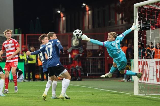 Union Berlin vs Arminia Bielefeld, 29 10 2025 BERLIN, GERMANY OCTOBER 29 Goal Keeper Jonas Kersken Arminia Bielefeld, 1 block a shot on goal, during the DFB Cup DFB Pokal match round 2 between Union Berlin vs Arminia Bielefeld at Stadion an der alten Försterei on October 29, 2025 in Berlin, Germany DFL REGULATIONS PROHIBIT ANY USE OF PHOTOGRAPHS AS IMAGE SEQUENCES AND OR QUASI VIDEO Copyright: xBEAUTIFULxSPORTS Frankex