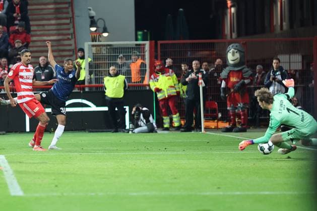 Union Berlin vs Arminia Bielefeld, 29 10 2025 BERLIN, GERMANY OCTOBER 29 Goal Keeper Frederik Rönnow 1 FC Union Berlin, 1 block a shot on goal from Isah Ahmad Young Bielefeld, 30 , during the DFB Cup DFB Pokal match round 2 between Union Berlin vs Arminia Bielefeld at Stadion an der alten Försterei on October 29, 2025 in Berlin, Germany DFL REGULATIONS PROHIBIT ANY USE OF PHOTOGRAPHS AS IMAGE SEQUENCES AND OR QUASI VIDEO Copyright: xBEAUTIFULxSPORTS Frankex