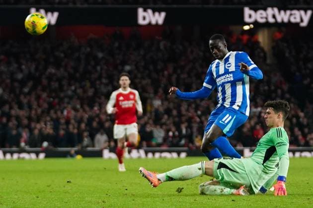Arsenal v Brighton & Hove Albion, Carabao Cup Yankuba Minteh of Brighton & Hove Albion and Kepa Arrizabalaga of Arsenal battling for the ball during the Arsenal v Brighton & Hove Albion Carabao Cup Round of 16 match at the Emirates Stadium, London, England on 29 October 2025 Credit: Dylan Hepworth Every Second Media Editorial use only. All images are copyright Every Second Media Limited. No images may be reproduced without prior permission. All rights reserved. Premier League and Football League images are subject to licensing agreements with Football DataCo Limited. see https: www.football-dataco.com Copyright: xIMAGO EveryxSecondxMediax ESM-1646-0103 DylanxHepworthx xEveryxSecondxMediax