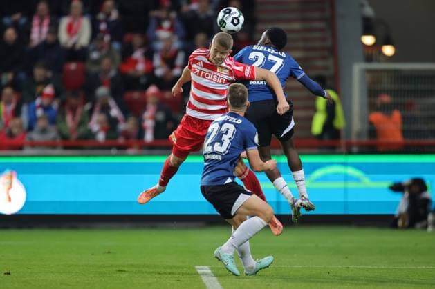 Union Berlin vs Arminia Bielefeld, 29 10 2025 BERLIN, GERMANY OCTOBER 29 header, header duel between Dmytro Bogdanov 1 FC Union Berlin, 30 and Benjamin Boakye Arminia Bielefeld, 27 , in the foreground Leon Schneider Arminia Bielefeld, 23 , during the DFB Cup DFB Pokal match round 2 between Union Berlin vs Arminia Bielefeld at Stadion an der alten Försterei on October 29, 2025 in Berlin, Germany DFL REGULATIONS PROHIBIT ANY USE OF PHOTOGRAPHS AS IMAGE SEQUENCES AND OR QUASI VIDEO Copyright: xBEAUTIFULxSPORTS Frankex