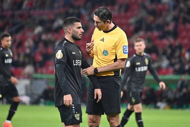 Referee Deniz AYTEKIN discusses with Deniz UNDAV VFB Stuttgart Fußball DFB Pokal , 2 Runde 1 FSV Mainz 05 VfB Stuttgart 2 0 am 29 10 2025 , MEWA ARENA Saison 2025 2026,