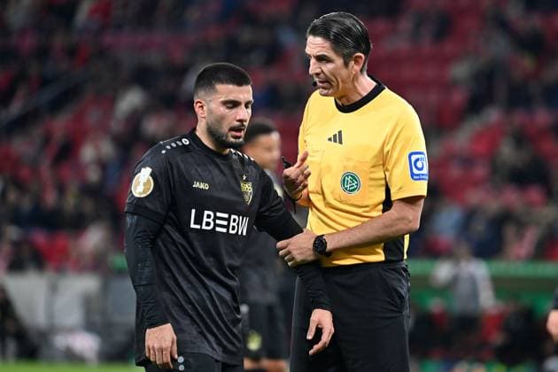 Referee Deniz AYTEKIN discusses with Deniz UNDAV VFB Stuttgart Fußball DFB Pokal , 2 Runde 1 FSV Mainz 05 VfB Stuttgart 2 0 am 29 10 2025 , MEWA ARENA Saison 2025 2026,