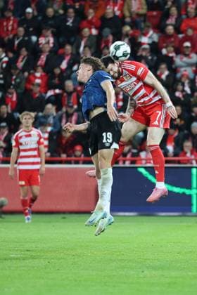 Union Berlin vs Arminia Bielefeld, 29 10 2025 BERLIN, GERMANY OCTOBER 29 header, header duel between Maximilian Großer Arminia Bielefeld, 19 and Oliver Burke 1 FC Union Berlin, 7 , during the DFB Cup DFB Pokal match round 2 between Union Berlin vs Arminia Bielefeld at Stadion an der alten Försterei on October 29, 2025 in Berlin, Germany DFL REGULATIONS PROHIBIT ANY USE OF PHOTOGRAPHS AS IMAGE SEQUENCES AND OR QUASI VIDEO Copyright: xBEAUTIFULxSPORTS Frankex