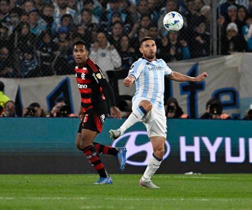 Copa Libertadores - Racing Club Vs Club Regatas Flamengo Juan Domingo Peron Stadium BUENOS AIRES, ARGENTINA - OCTOBER 29: Adrian Martinez of Racing Club Controls the ball during a Copa Libertadores second Semifinal match beetween Racing Club Vs Club Regatas FlamengoFlamengo at Juan Domingo Peron Stadium on October 29, 2025 in Buenos Aires, Argentina. Buenos Aires Avellaneda Buenos Aires Argentina Copyright: xIMAGOx xPhotoCero5x xLucianoxBisbalx