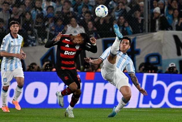 Copa Libertadores - Racing Club Vs Club Regatas Flamengo Juan Domingo Peron Stadium BUENOS AIRES, ARGENTINA - OCTOBER 29: Nazareno Colombo of Racing Club and Gonzalo Plata of Club Regata Flamengo fight for the ball during a Copa Libertadores second Semifinal match beetween Racing Club Vs Club Regatas FlamengoFlamengo at Juan Domingo Peron Stadium on October 29, 2025 in Buenos Aires, Argentina. Buenos Aires Avellaneda Buenos Aires Argentina Copyright: xIMAGOx xPhotoCero5x xLucianoxBisbalx