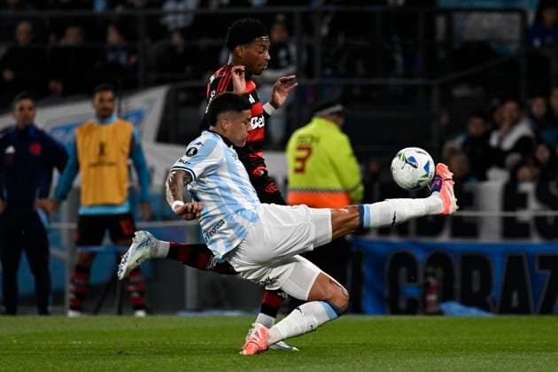 Copa Libertadores - Racing Club Vs Club Regatas Flamengo Juan Domingo Peron Stadium BUENOS AIRES, ARGENTINA - OCTOBER 29: Marcos Rojo of Racing Club Controls the ball during a Copa Libertadores second Semifinal match beetween Racing Club Vs Club Regatas FlamengoFlamengo at Juan Domingo Peron Stadium on October 29, 2025 in Buenos Aires, Argentina. Buenos Aires Avellaneda Buenos Aires Argentina Copyright: xIMAGOx xPhotoCero5x xLucianoxBisbalx