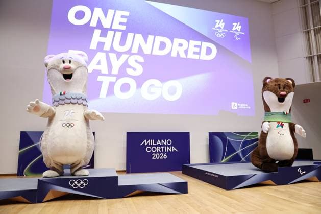 Milano Cortina 2026, Maskottchen Tina und Milo (251030) -- MILAN, Oct. 30, 2025 -- The Mascots Tina (L) and Milo are pictured standing on the newly unveiled podiums for Milano-Cortina 2026 Olympic and Paralympic Games during a ceremony marking 100 days to the opening of the Milano-Cortina 2026 Olympic Winter games, Winterspiele,Spiele, Summer games at Palazzo Lombardia in Milan, Italy, Oct. 29, 2025. A ceremony marking 100 days to the opening of the Milano-Cortina 2026 Olympic Winter Games was held at Palazzo Lombardia in Milan, where organizers unveiled the official podiums for the Olympic and Paralympic Games and introduced 12 digital torchbearers , symbolizing the start of the final stage of preparations for the event. ) (SP)ITALY-MILAN-MILANO-CORTINA 2026-100 DAYS TO GO-CELEBRATION LixJing 
