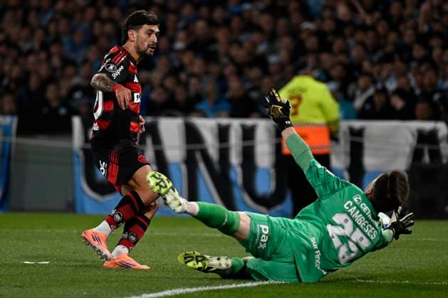Copa Libertadores - Racing Club Vs Club Regatas Flamengo Juan Domingo Peron Stadium BUENOS AIRES, ARGENTINA - OCTOBER 29: Facundo Cambeses of Racing Club catch the shoot of Giorgian De Arrscaeta of Club Regatas Flamengo during a Copa Libertadores second Semifinal match beetween Racing Club Vs Club Regatas FlamengoFlamengo at Juan Domingo Peron Stadium on October 29, 2025 in Buenos Aires, Argentina. Buenos Aires Avellaneda Buenos Aires Argentina Copyright: xIMAGOx xPhotoCero5x xLucianoxBisbalx