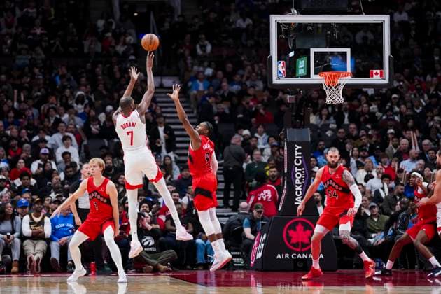 October 29, 2025, Toronto, On, Canada: Houston Rockets forward Kevin Durant (7) shoot the ball against Toronto Raptors forward RJ Barrett (9) during the second half of preseason NBA, Basketball Herren, USA basketball action in Toronto, Wednesday, Oct. 29, 2025. Kevin Durant, RJ Barrett - ZUMAc35_ 20251029_zaf_c35_168 Copyright: xThomasxSkrljx