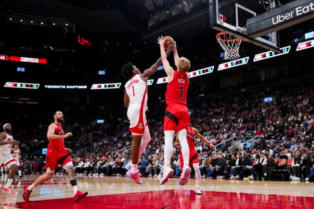 October 29, 2025, Toronto, On, Canada: Houston Rockets guard Amen Thompson (1) blocks Toronto Raptors guard Gradey Dick (1) during the second half of preseason NBA, Basketball Herren, USA basketball action in Toronto, Wednesday, Oct. 29, 2025. Amen Thompson, Gradey Dick - ZUMAc35_ 20251029_zaf_c35_169 Copyright: xThomasxSkrljx
