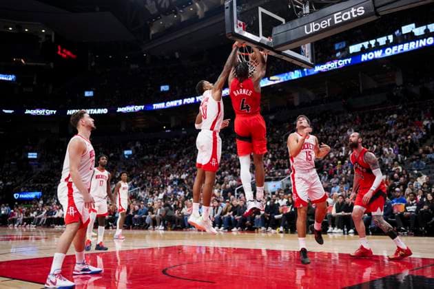 October 29, 2025, Toronto, On, Canada: Toronto Raptors forward Scottie Barnes (4) dunks the ball against Houston Rockets forward Jabari Smith Jr. (10) during the second half of preseason NBA, Basketball Herren, USA basketball action in Toronto, Wednesday, Oct. 29, 2025. Jabari Smith Jr., Scottie Barnes - ZUMAc35_ 20251029_zaf_c35_170 Copyright: xThomasxSkrljx