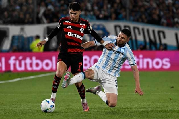 Copa Libertadores - Racing Club Vs Club Regatas Flamengo Juan Domingo Peron Stadium BUENOS AIRES, ARGENTINA - OCTOBER 29:Adrian Martinez of Racing Club slaves to tackle to De Araujo Guimaraes Luiz of Club regata Flamengo during a Copa Libertadores second Semifinal match beetween Racing Club Vs Club Regatas FlamengoFlamengo at Juan Domingo Peron Stadium on October 29, 2025 in Buenos Aires, Argentina. Buenos Aires Avellaneda Buenos Aires Argentina Copyright: xIMAGOx xPhotoCero5x xLucianoxBisbalx