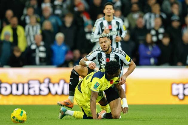 29th October 2025; St James Park, Newcastle, England; EFL Carabao Cup Football, Newcastle United versus Tottenham Hotspur; Joelinton of Newcastle United fouls Mohammed Kudus of Tottenham Hotspur  CraigxCowan