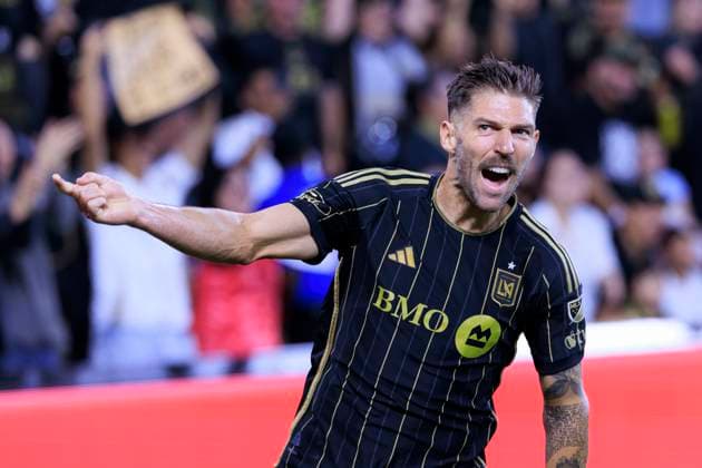 October 29, 2025, Los Angeles, California, USA: Ryan Hollingshead 24 of the Los Angeles Football Club celebrates after an own goal made by Brendan Hines-Ike 4 of the Austin FC during Game1 of the Audi 2025 MLS, Fussball Herren, USA Cup Playoffs game on Wednesday October 29, 2025 at the BMO Stadium in Los Angeles, California. ARIANA RUIZ PI Los Angeles USA - ZUMAp124 20251029_zaa_p124_002 Copyright: xArianaxRuizx