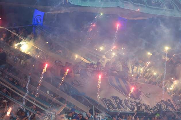 Racing v Flamengo - Copa CONMEBOL Libertadores 2025 Buenos Aires, Argentina - October 29: Fans of Racing Club light flares prior to the Copa CONMEBOL Libertadores 2025 Semi-final match between Racing Club and Flamengo at Presidente Peron Stadium on October 29, 2025 in Buenos Aires, Argentina. Copyright: xLatinxSportxImagesx