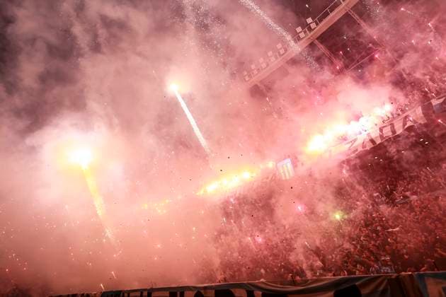 Racing v Flamengo - Copa CONMEBOL Libertadores 2025 Buenos Aires, Argentina - October 29: Fans of Racing Club light flares prior to the Copa CONMEBOL Libertadores 2025 Semi-final match between Racing Club and Flamengo at Presidente Peron Stadium on October 29, 2025 in Buenos Aires, Argentina. Copyright: xLatinxSportxImagesx