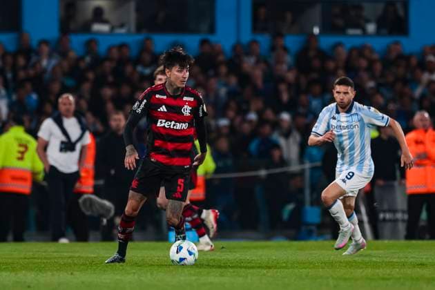 Racing v Flamengo - Copa CONMEBOL Libertadores 2025 Buenos Aires, Argentina - October 29: Erick Pulgar of Flamengo looks to pass the ball during the Copa CONMEBOL Libertadores 2025 Semi-final match between Racing Club and Flamengo at Presidente Peron Stadium on October 29, 2025 in Buenos Aires, Argentina. Copyright: xLatinxSportxImagesx