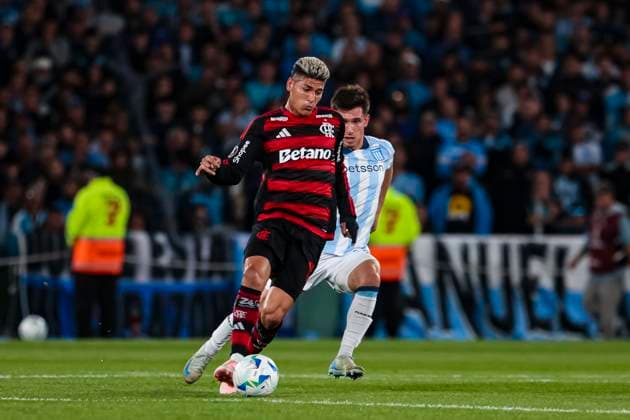 Racing v Flamengo - Copa CONMEBOL Libertadores 2025 Buenos Aires, Argentina - October 29: Jorge Carrascal of Flamengo runs with the ball during the Copa CONMEBOL Libertadores 2025 Semi-final match between Racing Club and Flamengo at Presidente Peron Stadium on October 29, 2025 in Buenos Aires, Argentina. Copyright: xLatinxSportxImagesx