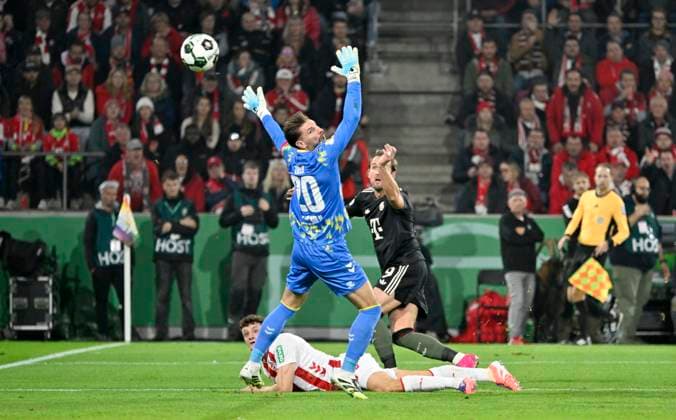 RheinEnergieStadion Köln, 29 10 2025, Soccer DFB Pokal Season 2025 26 2 Round, 1 FC Köln KOE vs FC Bayern Muenchen FCB Harry Kane FCB Goal to 1 2 against Eric Martel KOE and Goalkeeper Ron Robert Zieler KOE