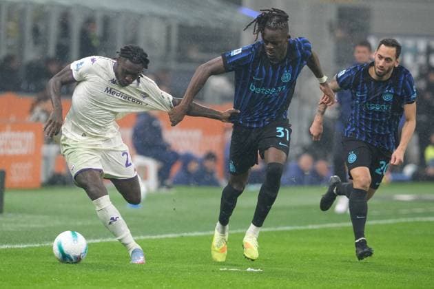 CALCIO - Serie A - Inter - FC Internazionale VS ACF Fiorentina Duel between Moise Kean of ACF Fiorentina and Yann Bisseck of FC Internazionale during the soccer match between FC Internazionale and ACF Fiorentina, MD9 of Serie A Enilive Italian soccer championship 2025 2026 at Giuseppe Meazza Stadium on October 29, 2025, Milan, Italy. Milan Italy  Copyright: xIPAxSport ABACAx