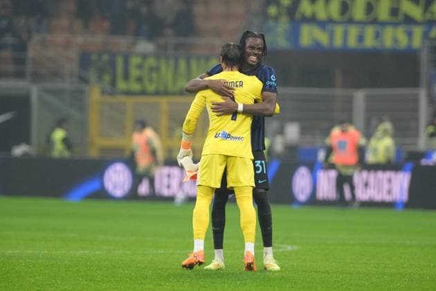 CALCIO - Serie A - Inter - FC Internazionale VS ACF Fiorentina Yann Bisseck of FC Internazionale and Yann Sommer of FC Internazionale celebrates the victory of the soccer match between FC Internazionale and ACF Fiorentina, MD9 of Serie A Enilive Italian soccer championship 2025 2026 at Giuseppe Meazza Stadium on October 29, 2025, Milan, Italy. Milan Italy  Copyright: xIPAxSport ABACAx