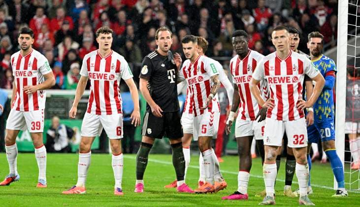 RheinEnergieStadion Köln, 29 10 2025, Soccer DFB Pokal Season 2025 26 2 Round, 1 FC Köln KOE vs FC Bayern Muenchen FCB Harry Kane FCB surrounded by Cologne players waiting for a corner kick