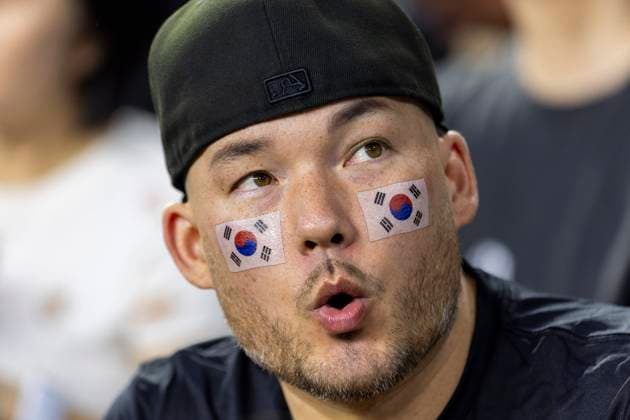 October 29, 2025, Los Angeles, California, USA: A soccer fan is seen during an MLS, Fussball Herren, USA Cup Playoffs game between the Los Angeles FC and the Austin FC, in Los Angeles Wednesday, Oct. 29, 2025. Los Angeles USA - ZUMAc68_ 20251029_zaf_c68_035 Copyright: xRingoxChiux