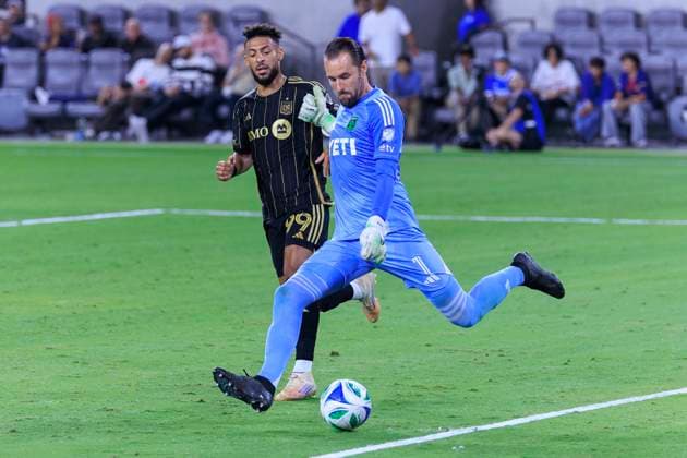 October 29, 2025, Los Angeles, California, USA: Goalkeeper, Brad Stuver 1 of the Austin FC makes a goal kick as Denis Bouanga 99 of the Los Angeles Football Club attempts to steal the ball during Game1 of the Audi 2025 MLS, Fussball Herren, USA Cup Playoffs game on Wednesday October 29, 2025 at the BMO Stadium in Los Angeles, California. LAFC defeats Austin FC, 2-1. ARIANA RUIZ PI Los Angeles USA - ZUMAp124 20251029_zaa_p124_020 Copyright: xArianaxRuizx