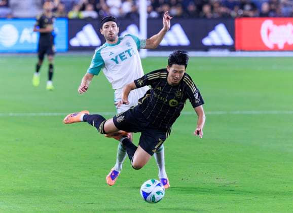 October 29, 2025, Los Angeles, California, USA: Ilie SoÂ¡nchez 6 of the Austin FC commits a foul against Son Heung-min 7 of the Los Angeles Football Club during Game1 of the Audi 2025 MLS, Fussball Herren, USA Cup Playoffs game on Wednesday October 29, 2025 at the BMO Stadium in Los Angeles, California. LAFC defeats Austin FC, 2-1. ARIANA RUIZ PI Los Angeles USA - ZUMAp124 20251029_zaa_p124_022 Copyright: xArianaxRuizx