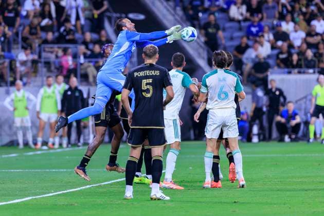 October 29, 2025, Los Angeles, California, USA: Goalkeeper, Brad Stuver 1 of the Austin FC reaches for the ball after a corner kick during Game1 of the Audi 2025 MLS, Fussball Herren, USA Cup Playoffs game against the Los Angeles Football Club on Wednesday October 29, 2025 at the BMO Stadium in Los Angeles, California. LAFC defeats Austin FC, 2-1. ARIANA RUIZ PI Los Angeles USA - ZUMAp124 20251029_zaa_p124_030 Copyright: xArianaxRuizx