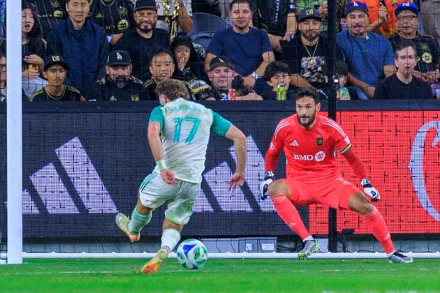 October 29, 2025, Los Angeles, California, USA: Jon Gallagher 17 of the Austin FC takes a shot into goal during Game1 of the Audi 2025 MLS, Fussball Herren, USA Cup Playoffs game against the Los Angeles Football Club on Wednesday October 29, 2025 at the BMO Stadium in Los Angeles, California. LAFC defeats Austin FC, 2-1. JAVIER ROJAS PI Los Angeles USA - ZUMAp124 20251029_zaa_p124_036 Copyright: xJavierxRojasx