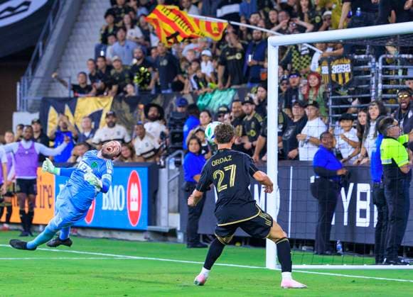 October 29, 2025, Los Angeles, California, USA: Goalkeeper, Brad Stuver 1 of the Austin FC is unable to block a shot into goal that is kicked int by Nathan Ordaz 27 of the Los Angeles Football Club during Game1 of the Audi 2025 MLS, Fussball Herren, USA Cup Playoffs on Wednesday October 29, 2025 at the BMO Stadium in Los Angeles, California. LAFC defeats Austin FC, 2-1. JAVIER ROJAS PI Los Angeles USA - ZUMAp124 20251029_zaa_p124_040 Copyright: xJavierxRojasx
