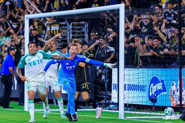 October 29, 2025, Los Angeles, California, USA: Goalkeeper, Brad Stuver 1 of the Austin FC and teammates dispute a goal by Nathan Ordaz 27 of the Los Angeles Football Club during Game1 of the Audi 2025 MLS, Fussball Herren, USA Cup Playoffs on Wednesday October 29, 2025 at the BMO Stadium in Los Angeles, California. LAFC defeats Austin FC, 2-1. JAVIER ROJAS PI Los Angeles USA - ZUMAp124 20251029_zaa_p124_042 Copyright: xJavierxRojasx