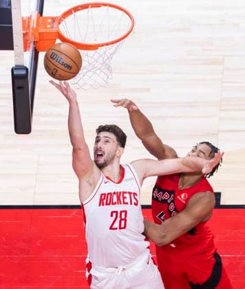 (251030) -- TORONTO, Oct. 30, 2025 -- Alperen Sengun (L) of Houston Rockets goes for a lay-up during the 2025-2026 NBA, Basketball Herren, USA regular season game between Toronto Raptors and Houston Rockets in Toronto, Canada, on Oct. 29, 2025. (Photo by Xinhua) (SP)CANADA-TORONTO-BASKETBALL-NBA-ROCKETS VS RAPTORS ZouxZheng 