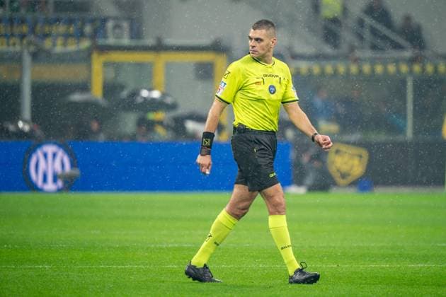 FC Internazionale v ACF Fiorentina - Serie A Simone Sozza referees the Italian championship Serie A football match between FC Internazionale and ACF Fiorentina at San Siro stadium in Milan, Italy, on October 29, 2025. Milan Italy Italy  Copyright: xLucaxRossinix originalFilename:rossini-fcintern251029_npflc.jpg